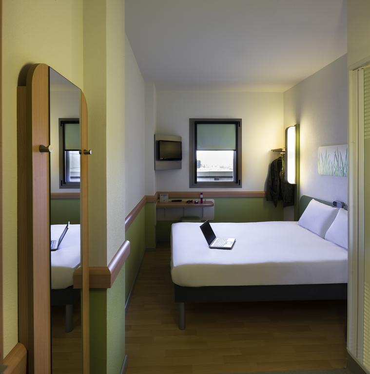 Habitación con cama grande